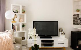 Beautiful 2 Bedroom Apartment Near Monte Casino